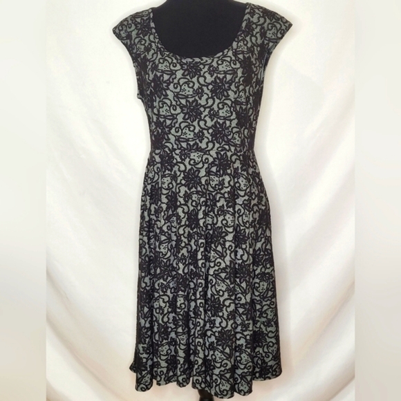 Torrid Embroidered Cap Sleeve Black/Gray Skater Dress Keyhole Back - Size 0/12/L - Picture 1 of 9
